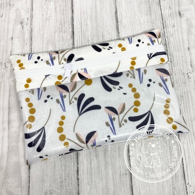 Necessaire pequena branca com padrão floral colorido e fecho de correr branco