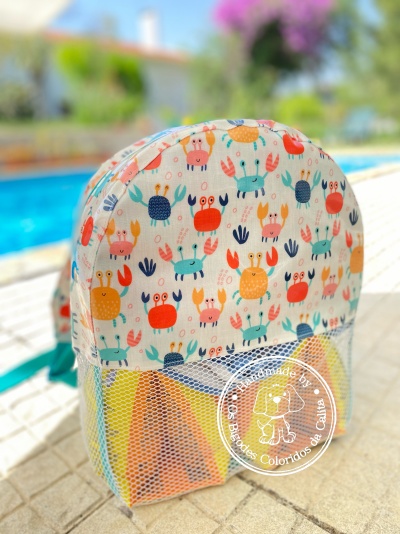 Mochila infantil estampada com caranguejos coloridos e bolso em rede branca