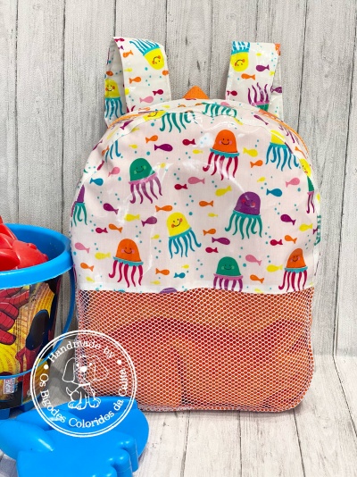 Mochila infantil colorida com padrão de águas-vivas e bolso em rede laranja