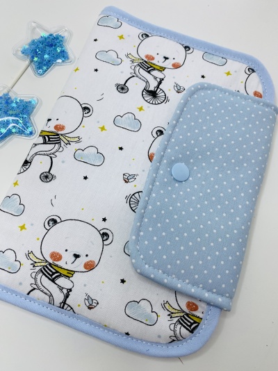 Fraldinha e porta-chupetas com padrão de ursinhos e nuvens em tons de azul claro