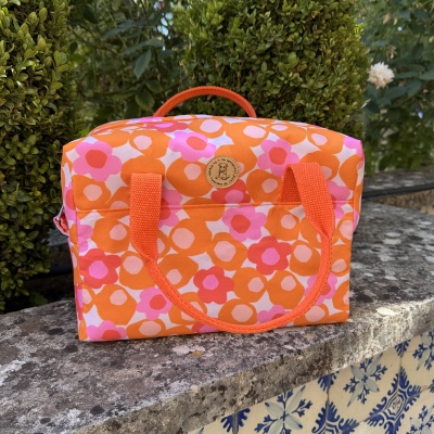 Mala quadrada de tecido com padrão floral e alças laranja