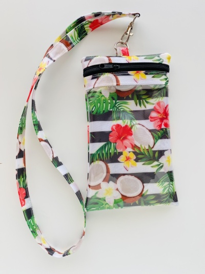 Bolsa pequena com padrão tropical de cocos e flores em listas preta e branca.