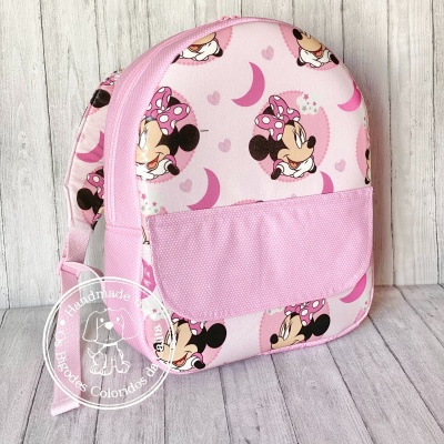 Mochila infantil rosa com estampa da Minnie Mouse e bolso frontal