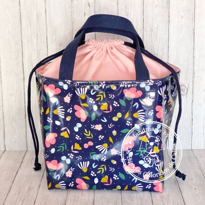Saco de mão floral em tecido encerado azul com interior cor de rosa