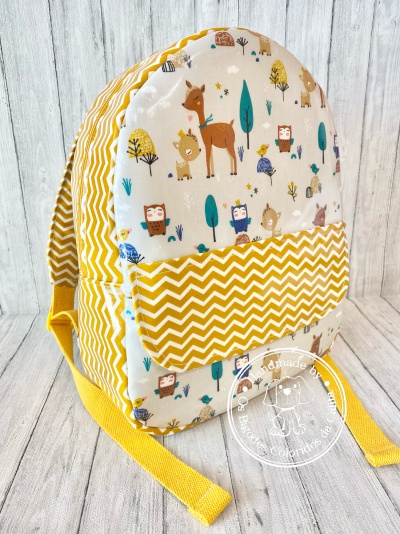 Mochila infantil com padrão de animais e padrão zig-zag amarelo e branco
