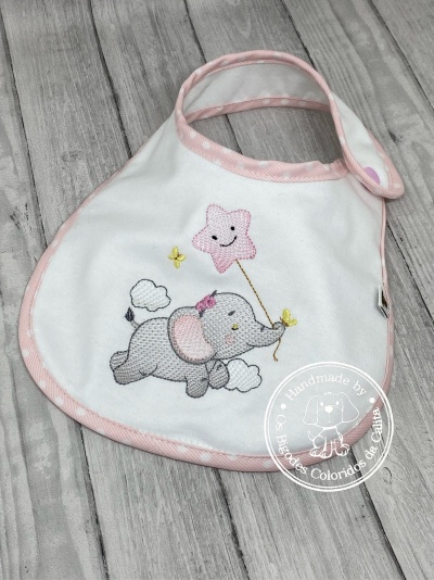 Babete de bebé branco com bordadura rosa e bordado de elefante e balão estrela