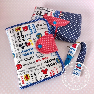 Conjunto de capa para caderneta de vacinação, porta-moedas e prendedor de chupeta com padrões Mickey Mouse e azul às bolinhas.