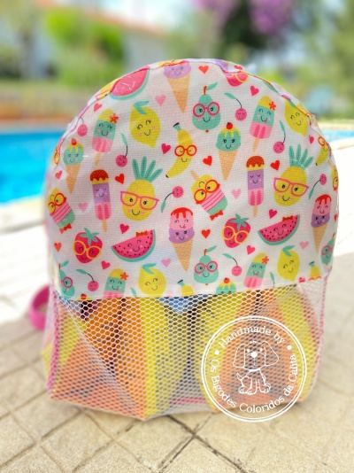 Mochila infantil colorida com frutas e gelados sorridentes e bolso em rede