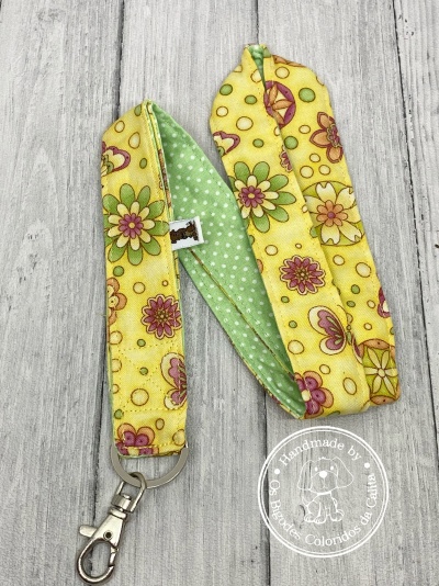 Correia para trelas amarela com flores coloridas e gancho metálico