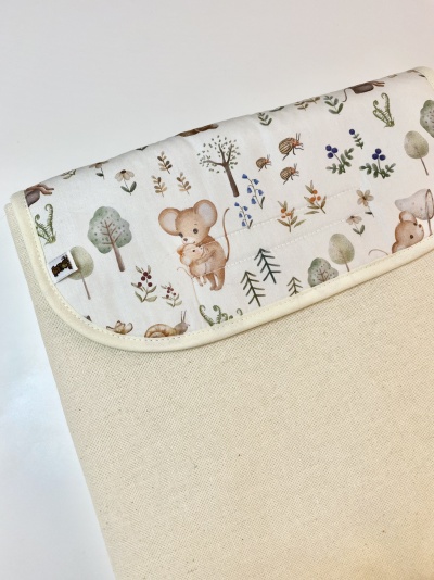 Capa de tecido cru com aba estampada de ratinhos e plantas