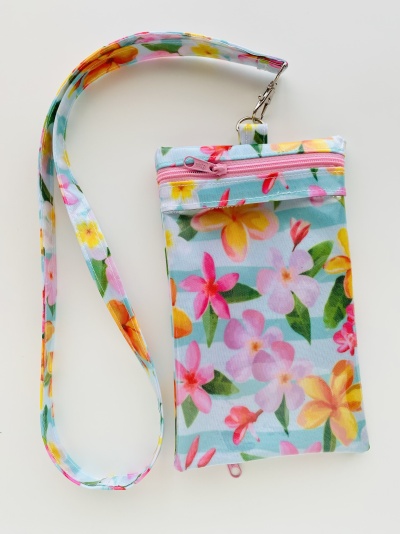 Bolsa pequena com estampa de flores tropicais e alça removível