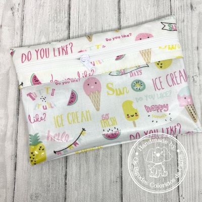 Bolsa estampada com desenhos coloridos de gelados e frutas, fecho branco