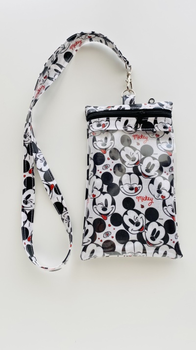 Carteira pequena com padrão do Mickey Mouse em várias expressões