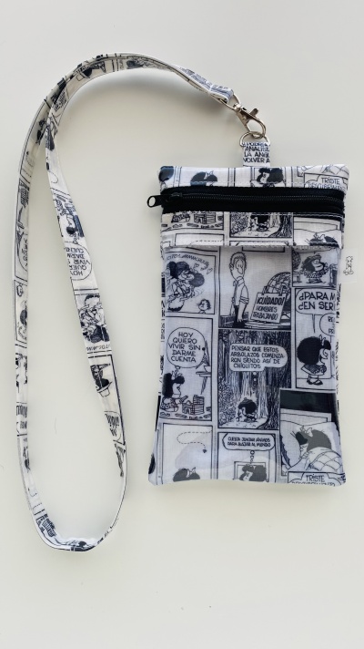 Bolsa pequena de tecido com padrão de quadrinhos preto e branco e fecho de correr preto