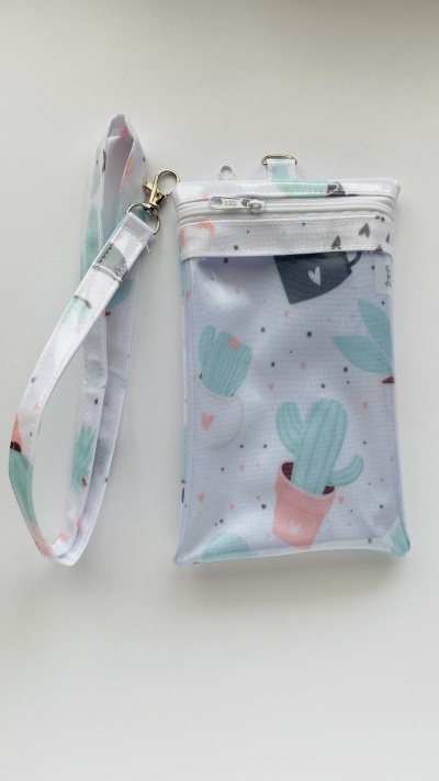 Bolsa pequena com padrão de cactos em tons pastel com zíper e correia destacável