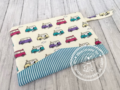 Necessaire em tecido com padrão colorido de carrinhas e detalhe riscado azul