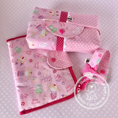 Conjunto rosa de acessórios para bebé com padrões de princesas e estrelas.