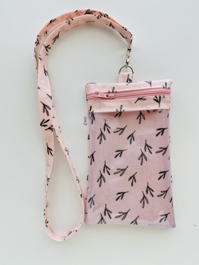 Bolsa pequena rosa clara com padrão de ramos pretos e cordão para pescoço