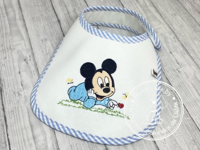 Babete de bebé branco com bordado do Mickey e ribete azul e branco