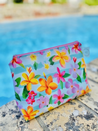Estojo floral colorido ao lado de uma piscina.