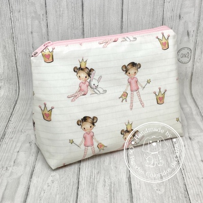 Necessaire branca com padrão de meninas com vestido cor de rosa e coroas douradas