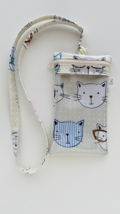 Bolsa porta telemóvel com padrão de gatos coloridos e alça comprida