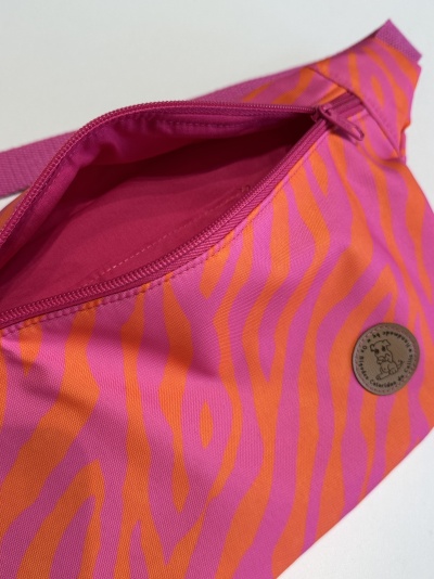 Bolsa tipo pochete rosa e laranja com padrão, fecho de correr e selo redondo em couro