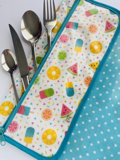 Conjunto de talheres inox em bolsa colorida com padrão de frutas e gelados
