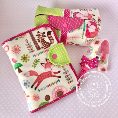 Conjunto de carteira, estojo e fita decorativa em tecido com padrão de animais coloridos