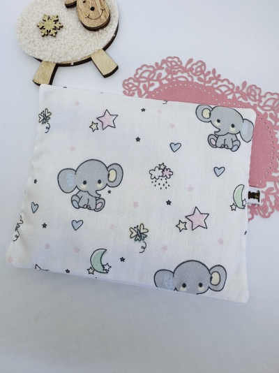 Mala de tecido branco com padrão de elefantes e estrelas em tons pastel