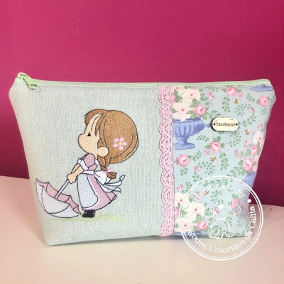 Estojo de tecido com estampa de menina e padrão floral
