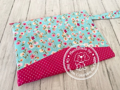 Estojo tecido floral azul claro e vermelho com bolinhas e fecho zíper rosa