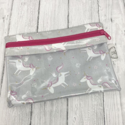 Necessaire pequena transparente com unicórnios e fecho rosa