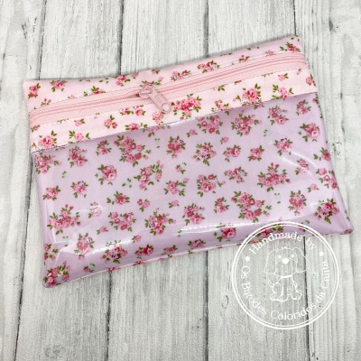 Estojo retangular rosa claro com padrão floral e fecho cor-de-rosa