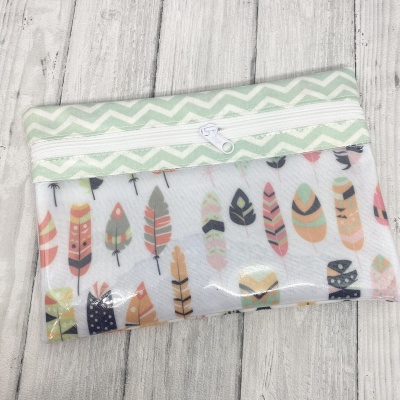 Bolsa de tecido com padrão de penas coloridas e fecho de correr