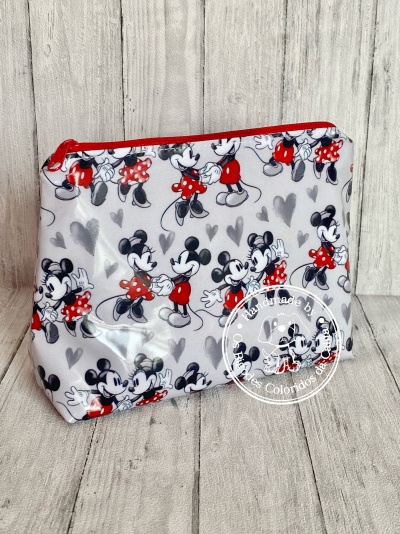 Necessaire com estampa Mickey e Minnie Mouse, cor acobre, fundo branco e coracaozinhos cinza