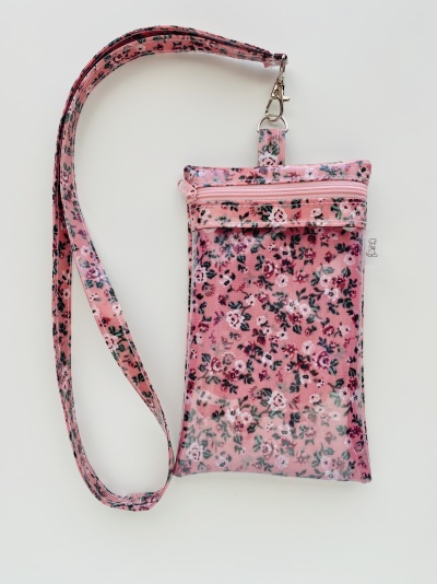 bolsa pequena rosa com padrão floral e alça pendurada