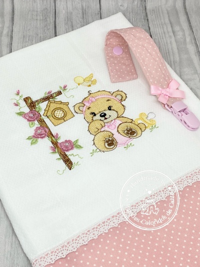 Toalha branca bordada com urso e tecido rosa com padrão de pontos brancos