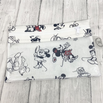 Estojo escolar com padrão Mickey e Minnie Mouse em tecido branco com fecho branco