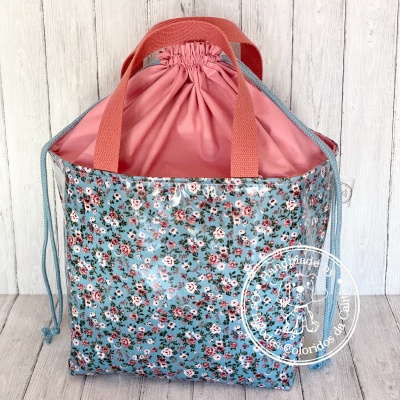 Saco floral azul com alças rosa e interior rosa com cordão