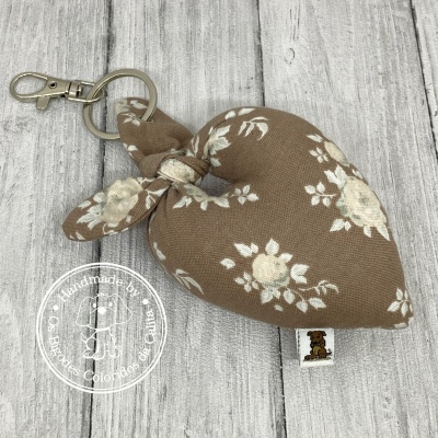 Porta-chaves coração tecido castanho com flores bege