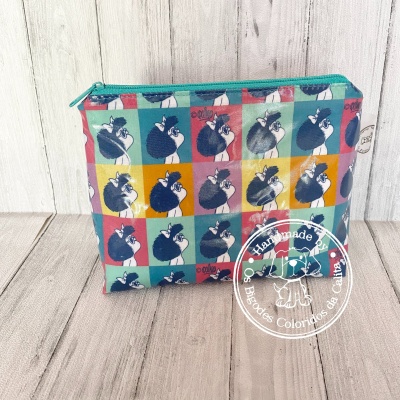 Bolsa colorida com padrão de cães e fecho azul