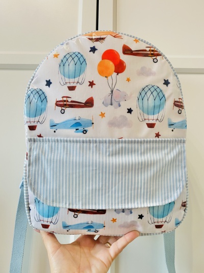 Mochila infantil com balões, aviões e elefante coloridos