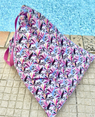 Almofada de assento com padrão colorido junto à piscina