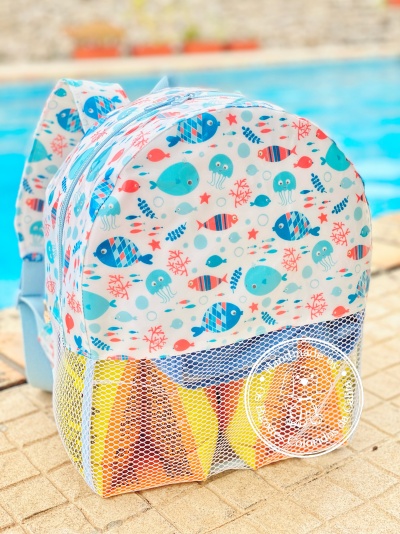 Mochila infantil azul e branca com padrão de peixes e rede frontal