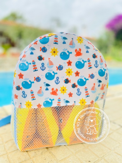 mochila infantil colorida com padrão náutico e bolso em rede