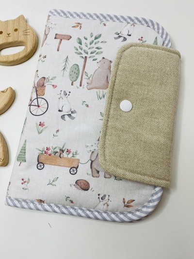 Carteira ou estojo com padrão de animais e plantas, botão branco, brinquedos de madeira gato