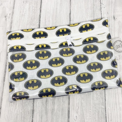 Estojo transparente com símbolo do Batman repetido em preto e amarelo