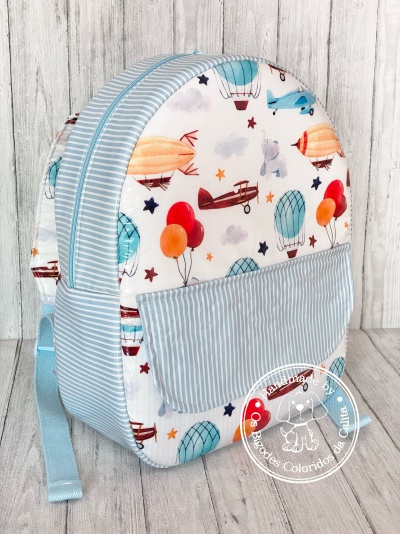 mochila infantil com padrão de balões, aviões e estrelas, bolso riscado azul