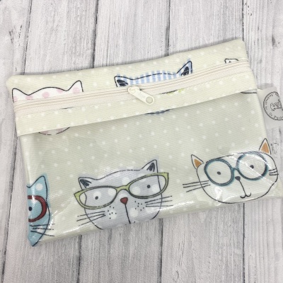 Estojo transparente com estampado de gatos e fecho de correr